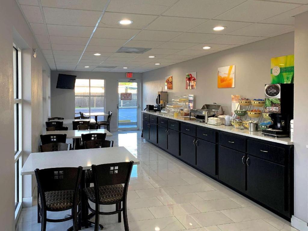 Quality Inn & Suites Near Panama City Beach Εξωτερικό φωτογραφία