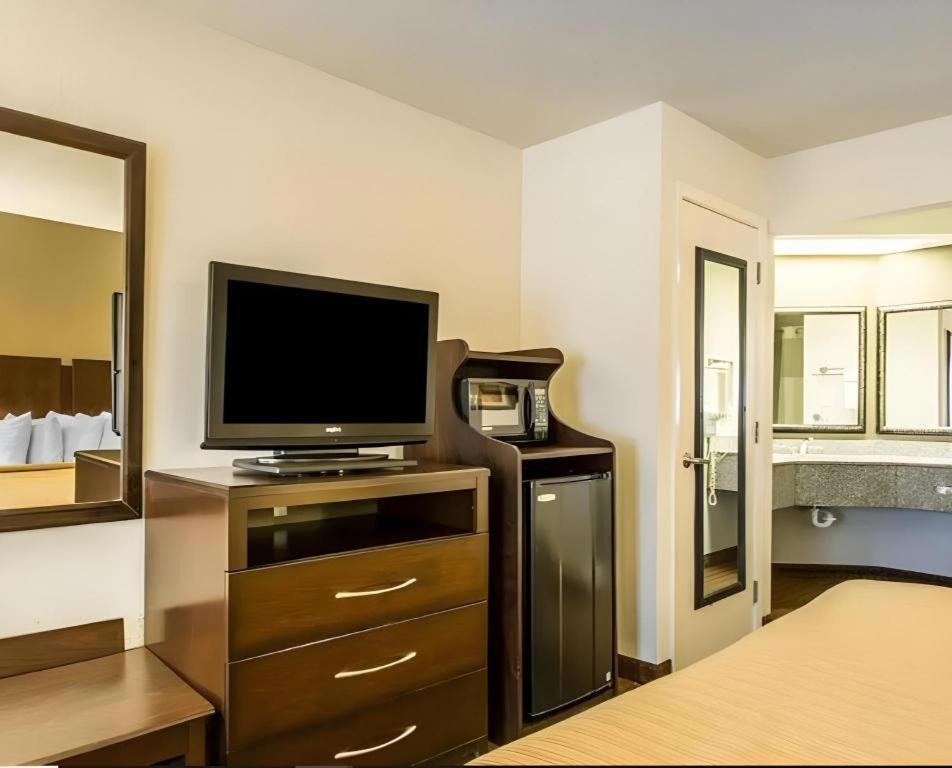 Quality Inn & Suites Near Panama City Beach Εξωτερικό φωτογραφία