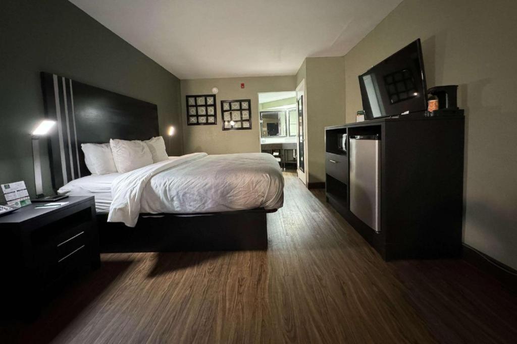 Quality Inn & Suites Near Panama City Beach Εξωτερικό φωτογραφία