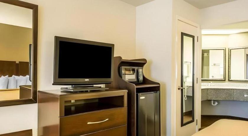 Quality Inn & Suites Near Panama City Beach Εξωτερικό φωτογραφία