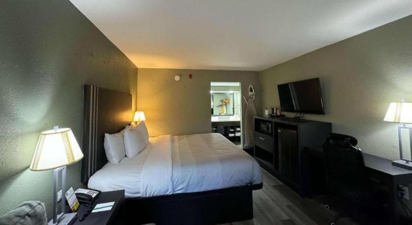 Quality Inn & Suites Near Panama City Beach Εξωτερικό φωτογραφία